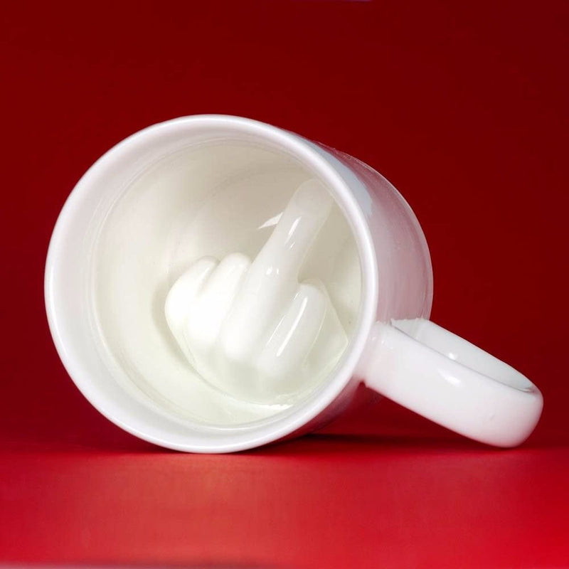 Caneca mostrando dedo médio