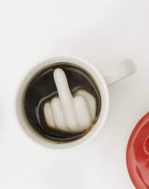 Caneca mostrando dedo médio
