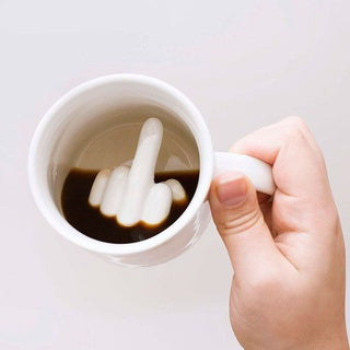 Caneca mostrando dedo médio